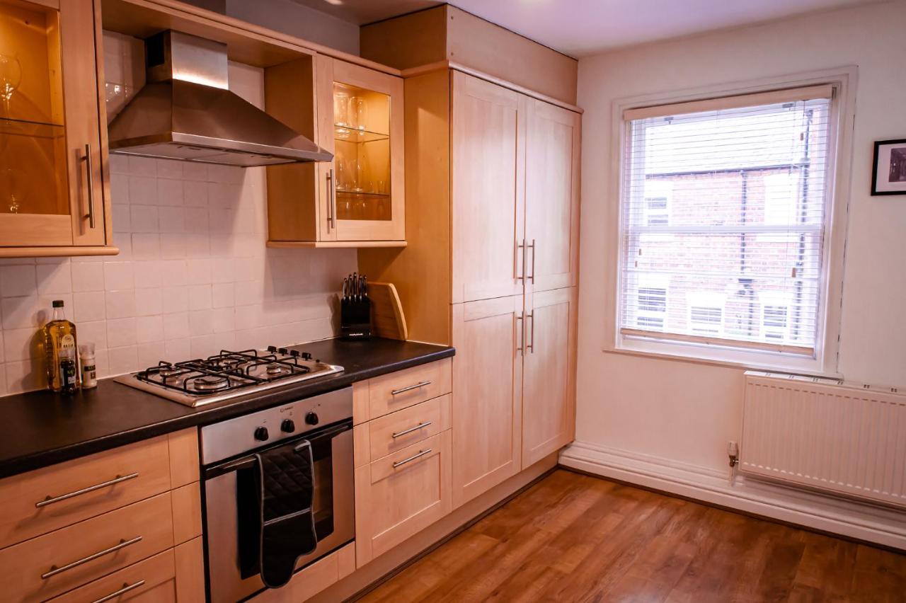 Lord Street - 2 Beautiful Apartments - Sleep Up To 14 Guests - By Rework Accommodation Chester Exterior foto